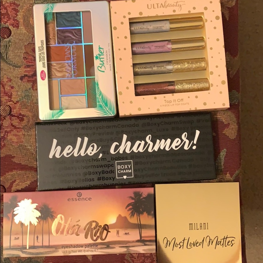 Eyeshadow palette/lip gloss set